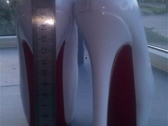      christian louboutin  33  33025650  --