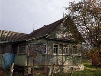 Крепкий зимний дом на высоком фундаменте с подполом,  Зимний водопровод, скважина , новая баня    2 зимних сарая под скот,  Соседи живут круглый год, 15 минут пешком в Санкт-Петербурге