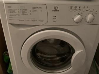 Узкая стиральная машина Indesit WIUN 102 – хороший выбор для небольшой семьи, а также для людей, которым нужно экономить место в квартире,  за один раз можно качественно в Санкт-Петербурге