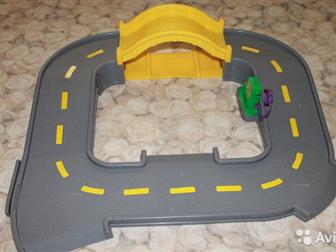 Отличный аэропорт Little People марки Fisher Price,  В состав набора входит аэропорт с башней , дорога с мостом, автозаправочная станция, 3 машины, т,  е, : самолет, в Санкт-Петербурге