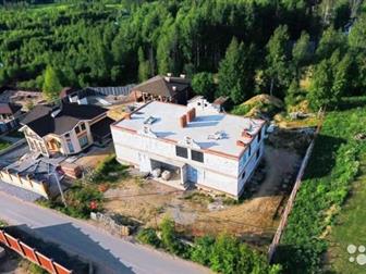 Недостроенный капитальный дом для круглогодичного проживания, Есть проект дома и всех построек,  Газ центральный рядом с домом, есть возможность подключения,  Электричество в Санкт-Петербурге