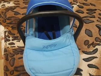 Продам коляску детскую Tutis Zippy (3 в 1), с автомобильным креслом, б/у, в хорошем состоянии, цвет голубой,  Кресло-качели комнатные напольные, а также комбинезон в Уфе