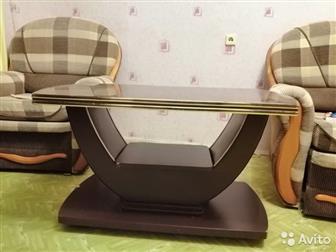 Продаю красивый журнальный стол,  Стекло лопнуло, а в остальном состояние хорошее, в Волгограде